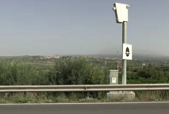 L’autovelox della discordia sulla SS121: il limite di velocità diventa un caso
