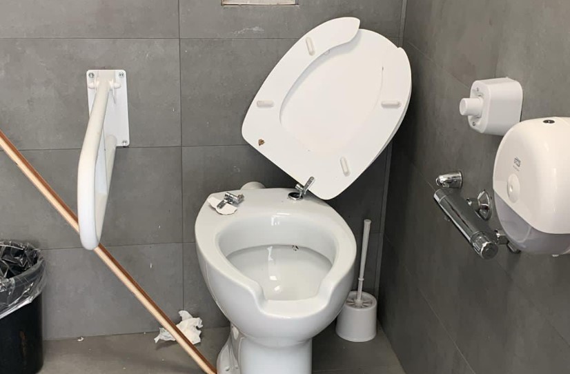 Brutta scoperta al molo trapezoidale di Palermo, bagni “distrutti” dai vandali