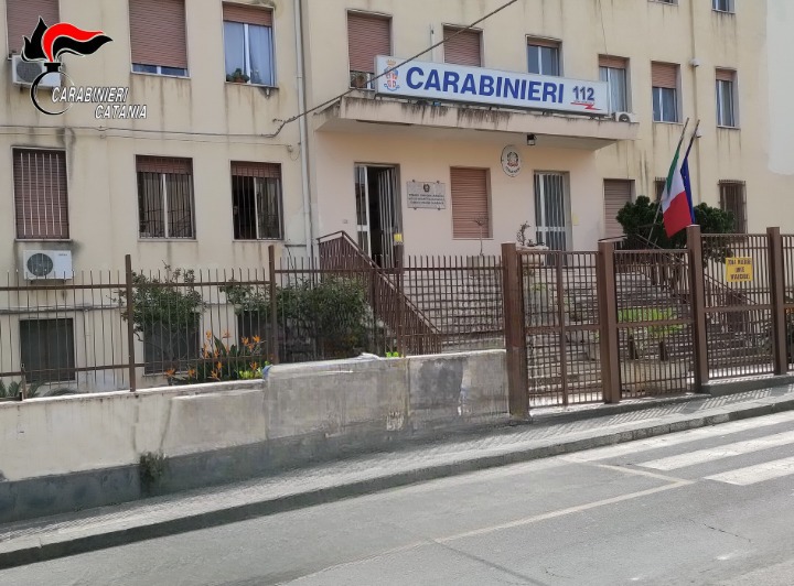 Viola divieto di avvicinamento e perseguita ex compagna: arrestato 51enne nel Catanese