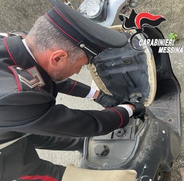 In scooter con droga e senza patente nel Messinese sperona auto carabinieri: arrestato