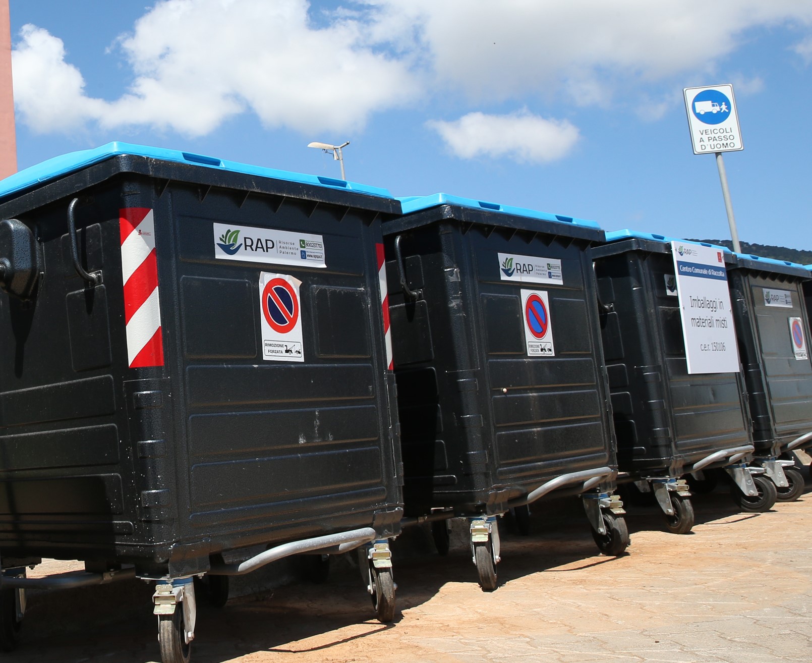 Cassonetto nuovo dato alle fiamme a Palermo, Rap: “Sconcertante”