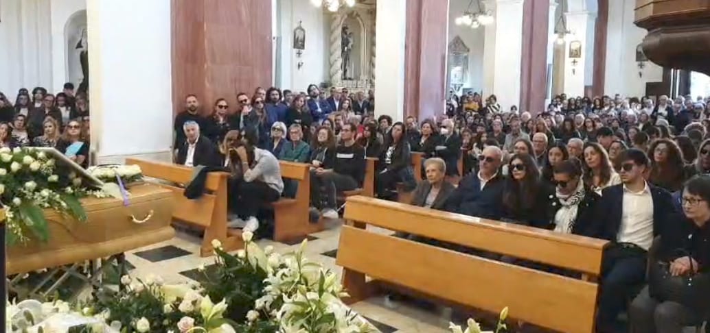 Commozione e lacrime di dolore: Solarino saluta per l’ultima volta la sua Chiara