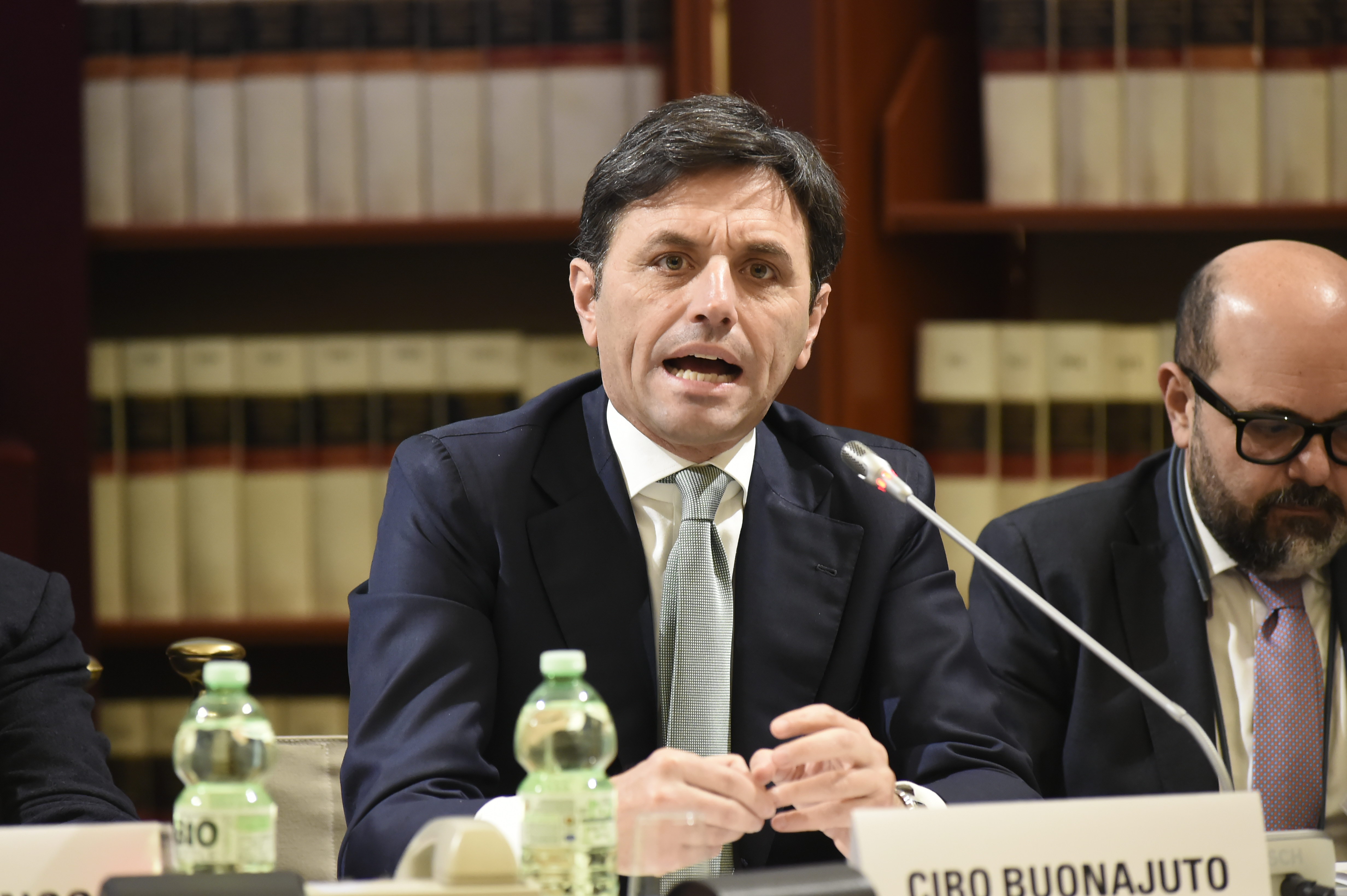 Lavori di riqualificazione di un immobile e scoprono un nascondiglio dei latitanti