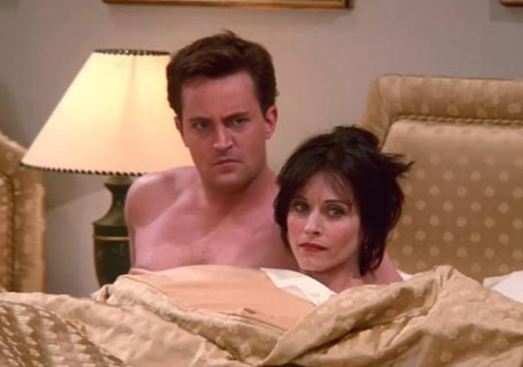 Courtney Cox ricorda Matthew Perry con scena di Friends: “Mi manchi ogni giorno”