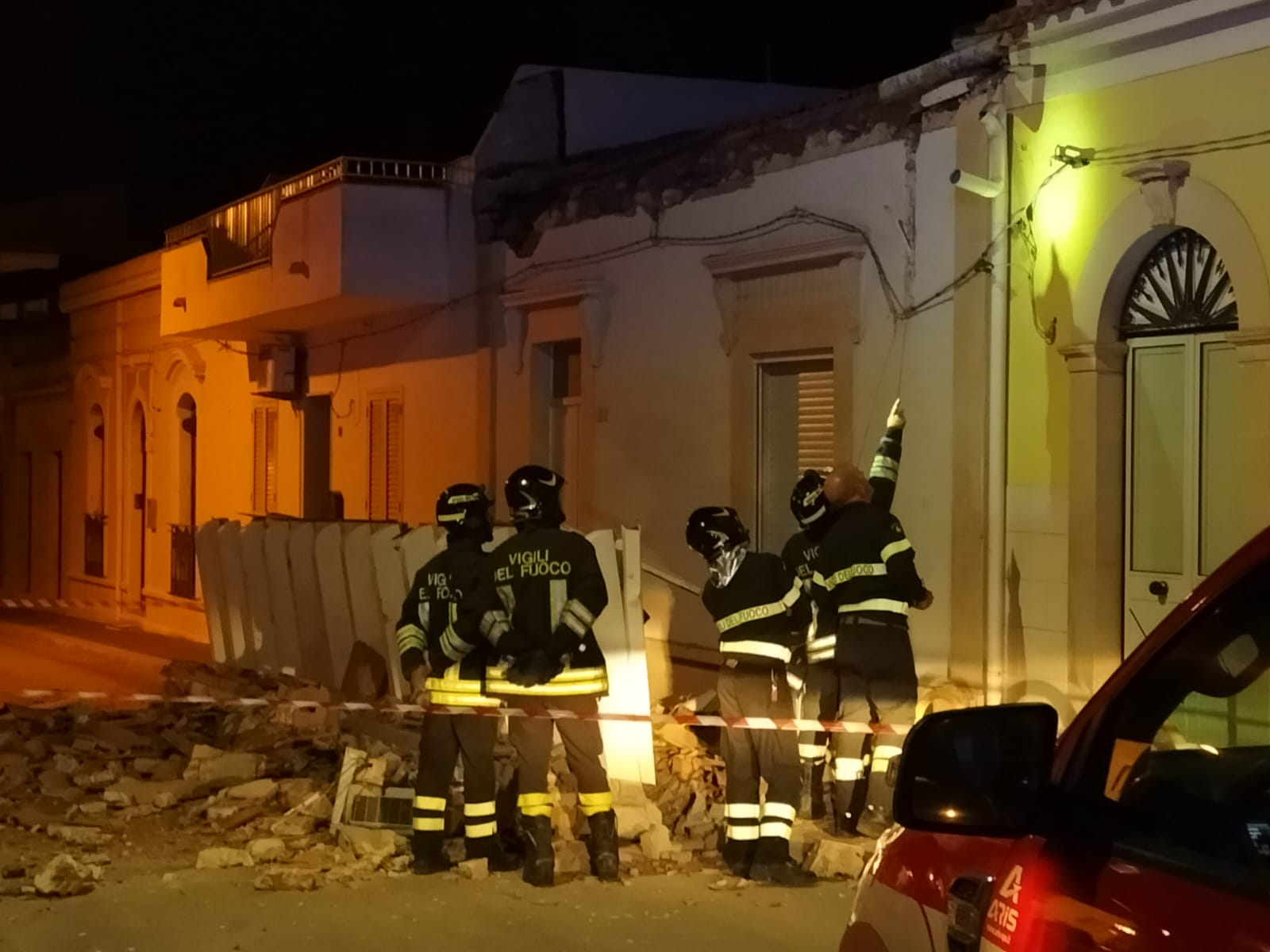 Il boato e la grande paura, crolla balconata a Scoglitti: intervengono i vigili del fuoco