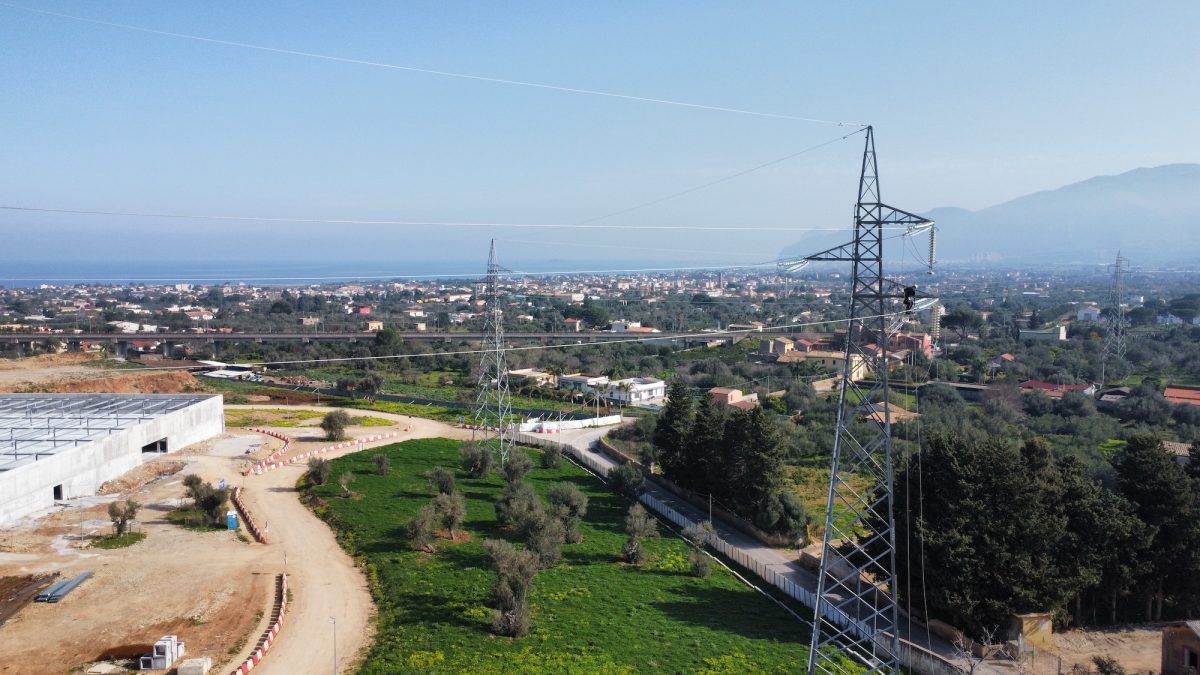 Terna ha avviato la demolizione degli ultimi due sostegni presenti a Carini