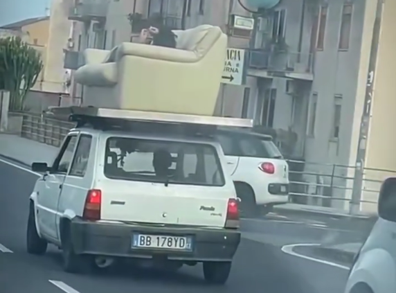 VIDEO | In circonvallazione sdraiato sul divano sul tettuccio: follia a Catania