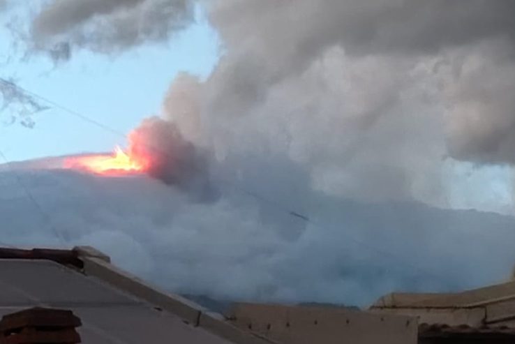 FOTO | L’Etna si risveglia, trabocco dal cratere di Sud-Est e tremore in aumento: cosa sta succedendo