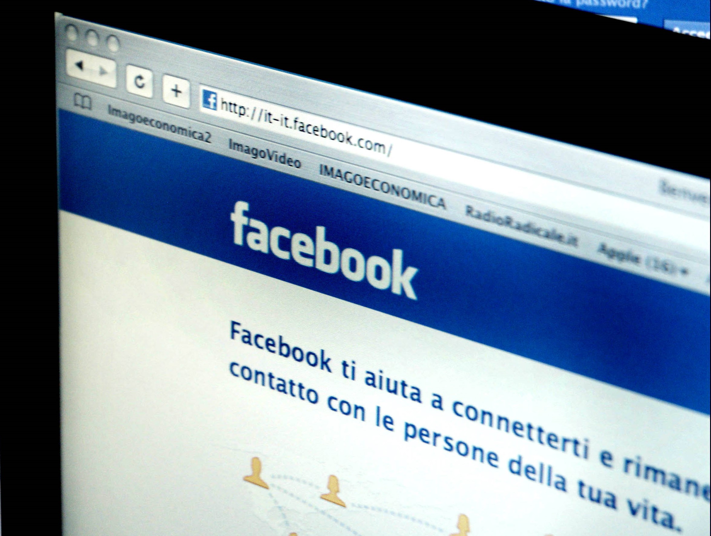 Facebook a pagamento, si parte: sugli smartphone arriva il messaggio “scegli”