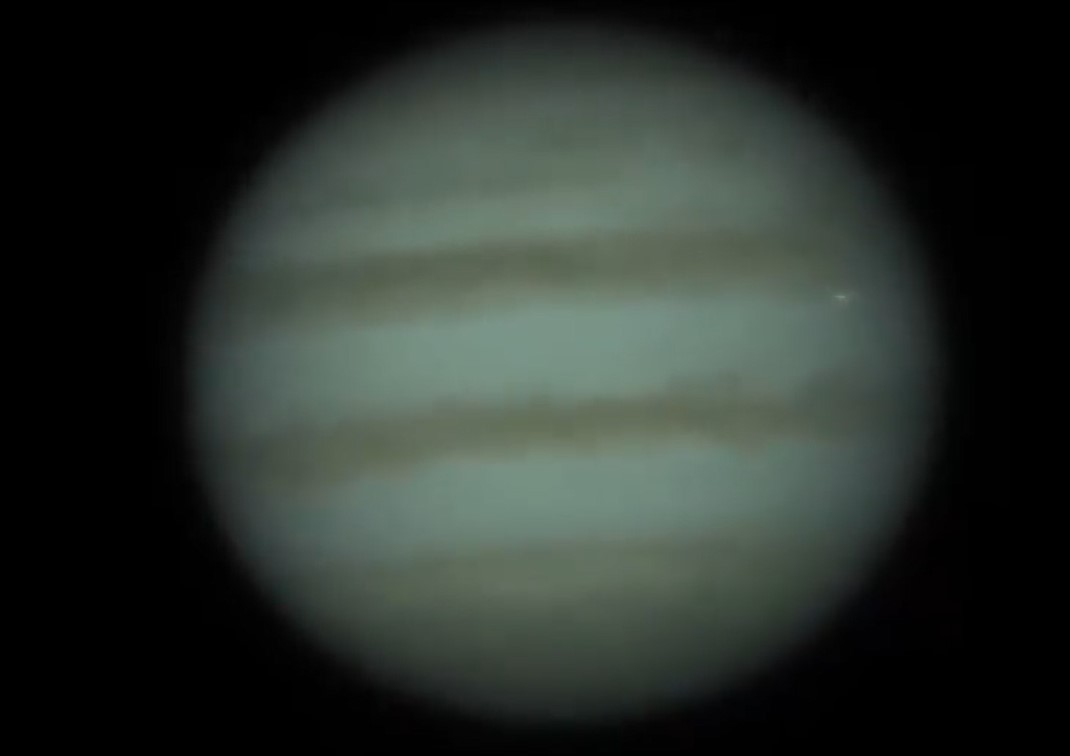 VIDEO | Mistero su Giove, lo schianto e il flash: lo scatto fa il giro del web