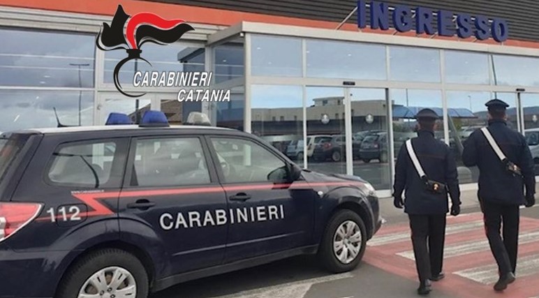 Dal gin al tonno, “spesa” gratis per due giorni: denunciata donna nel Catanese