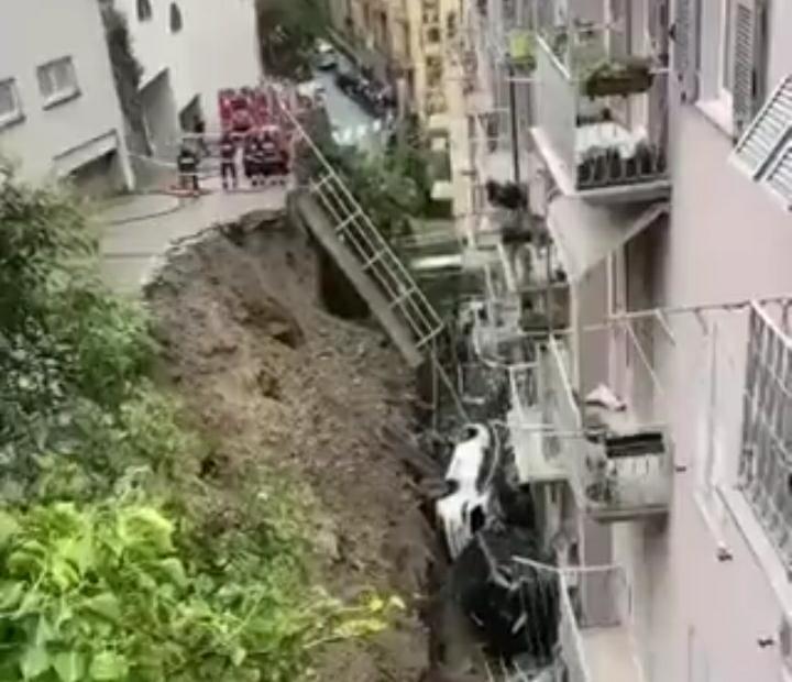 Crolla strada privata: auto contro palazzo