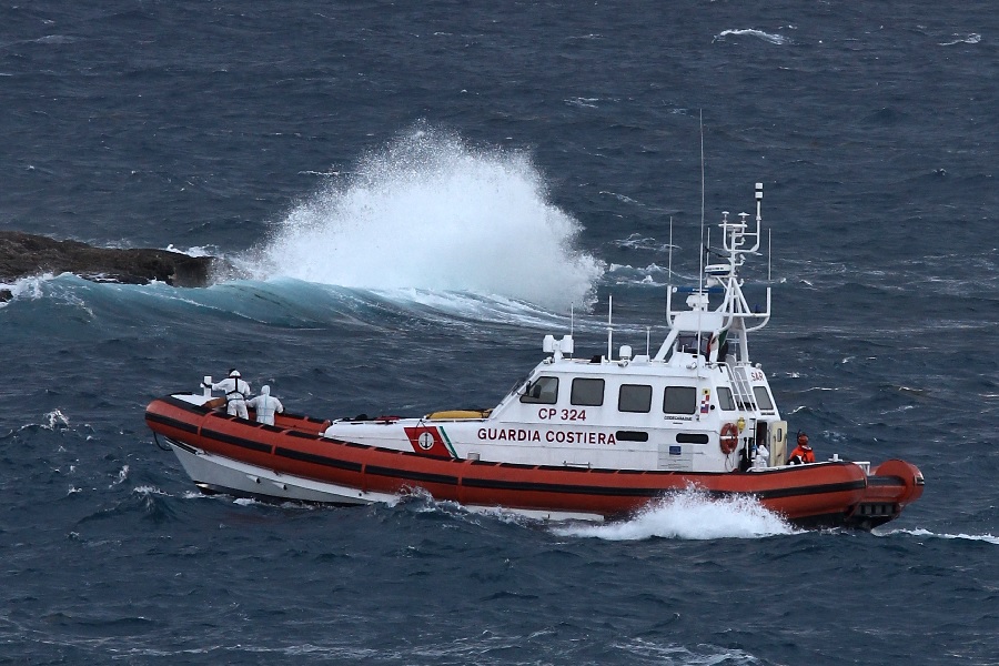 Maxi sbarco a Lampedusa: donna partorisce sul natante