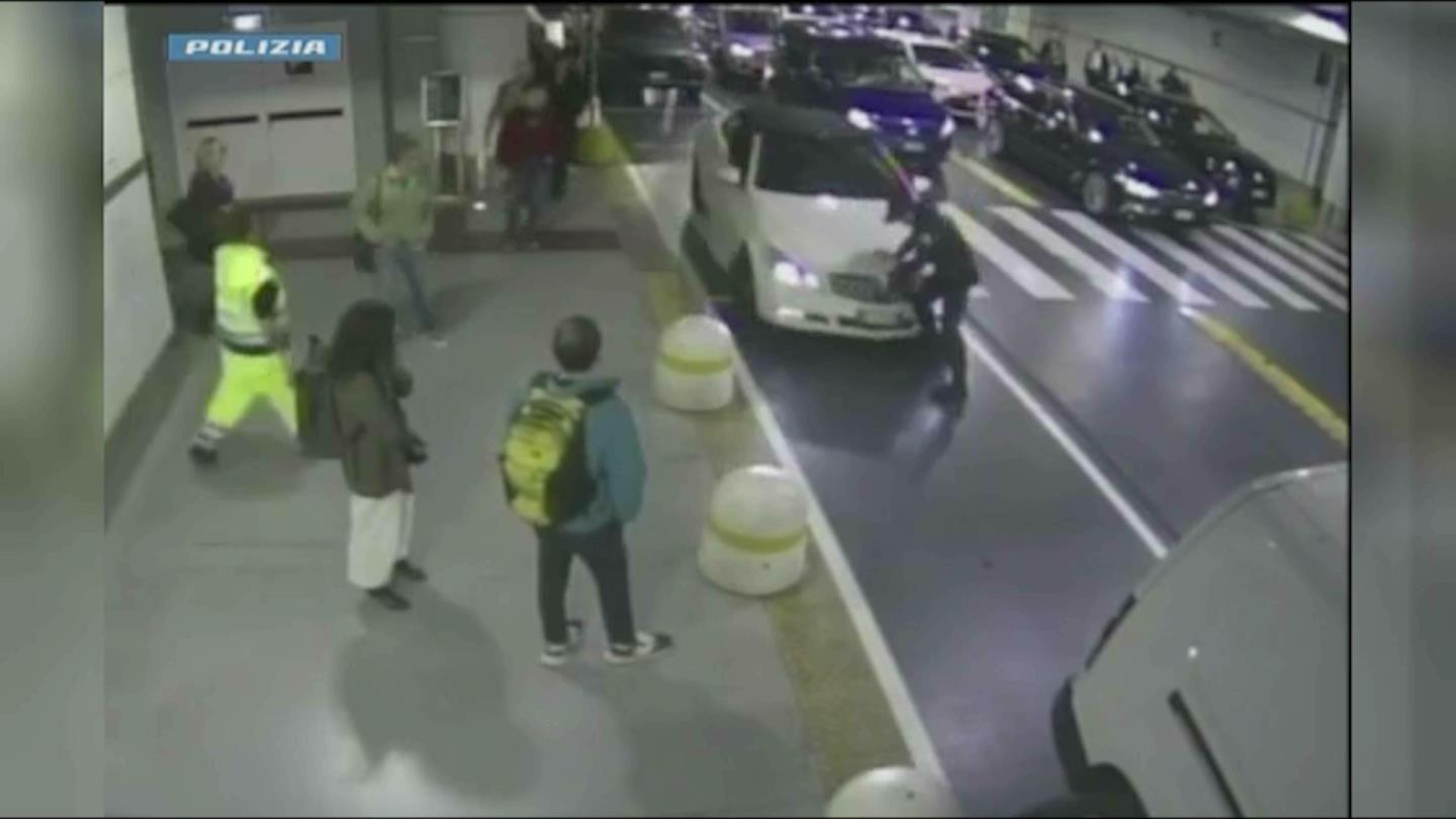 VIDEO | Follia in stazione: guardia giurata gli chiede di spostare auto dalle strisce e lui lo investe
