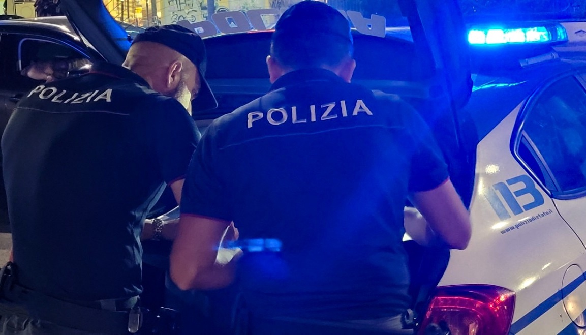 Catania, in scooter con la pistola giocattolo in via Umberto nella notte: due denunce