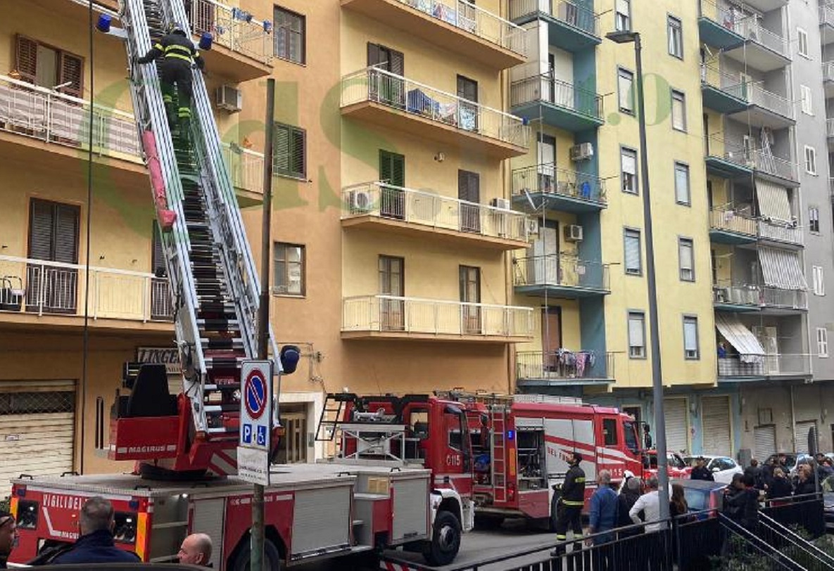 Divano a fuoco, scoppia l’incendio in casa: salvati tre anziani ad Agrigento
