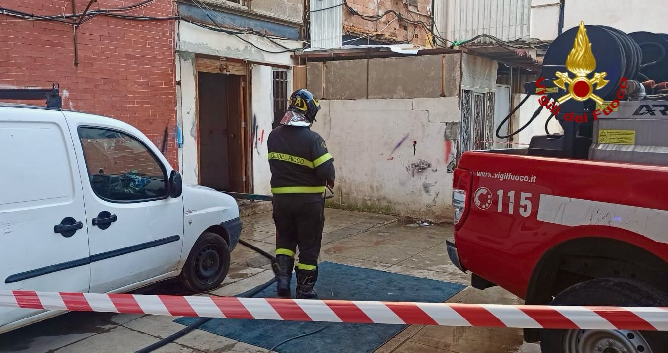 Incendio in ex plesso scolastico a Palermo, evacuato l’edificio