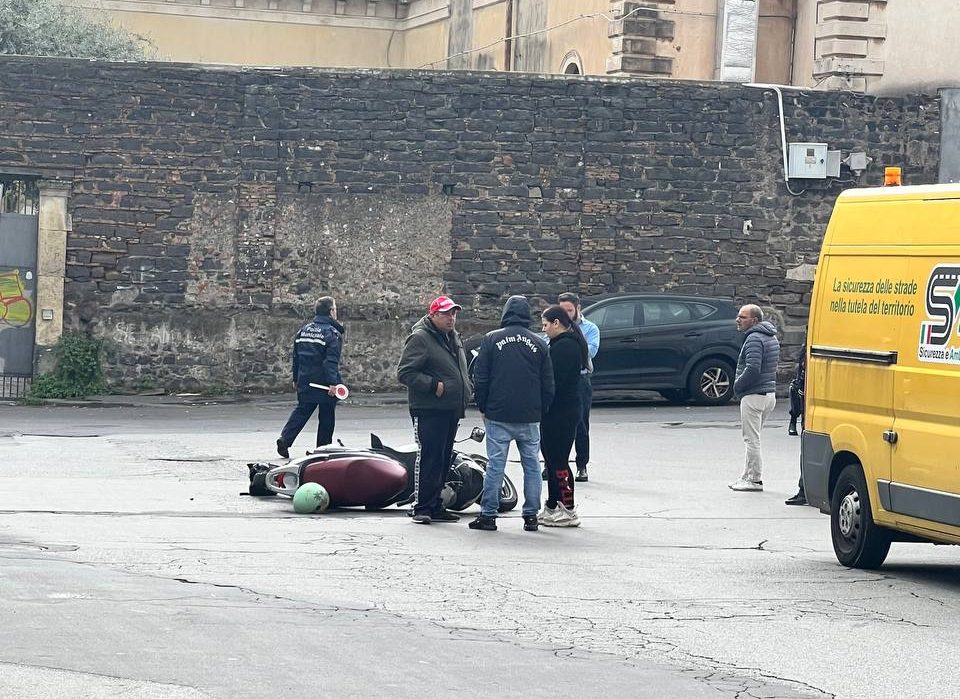 Paura a Catania, brutto incidente nei pressi dei Benedettini: scontro tra due scooter