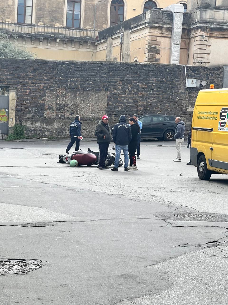 Paura a Catania, brutto incidente nei pressi dei Benedettini: scontro tra due scooter