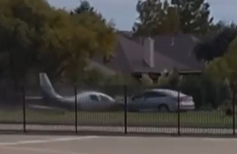 VIDEO | Aeroplano finisce fuori pista e si schianta con auto, le incredibili immagini