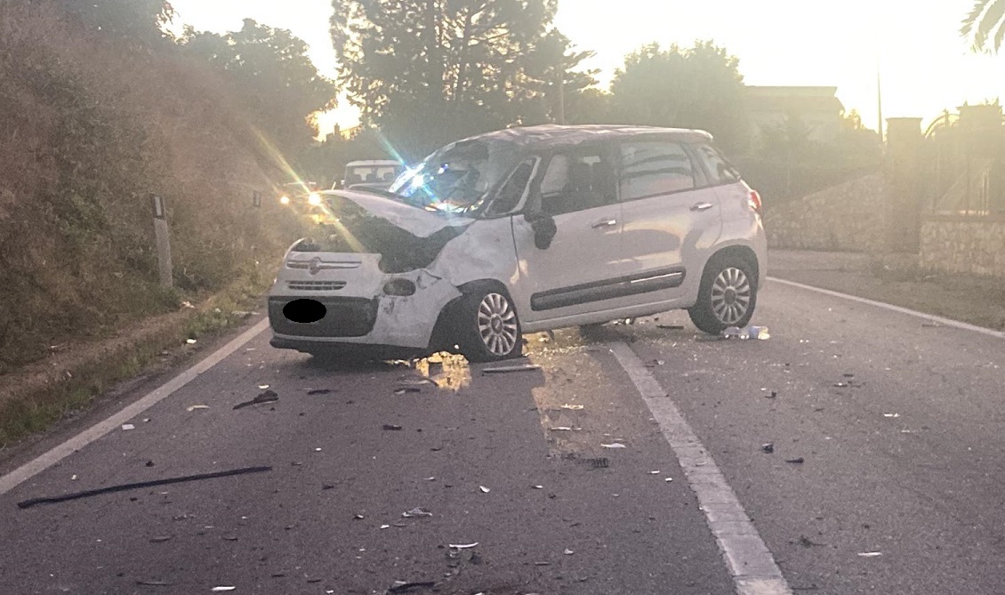 VIDEO | Auto contro guardrail, traffico bloccato e donna ferita sulla Statale 122