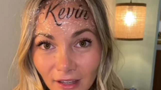 Il nome del fidanzato tatuato in fronte: la follia di un’influencer