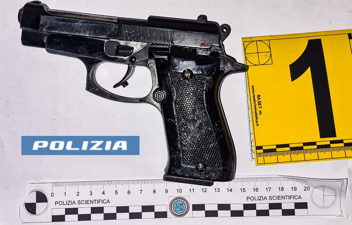 “Mistero” in condominio di Librino, trovata pistola con matricola abrasa: si indaga