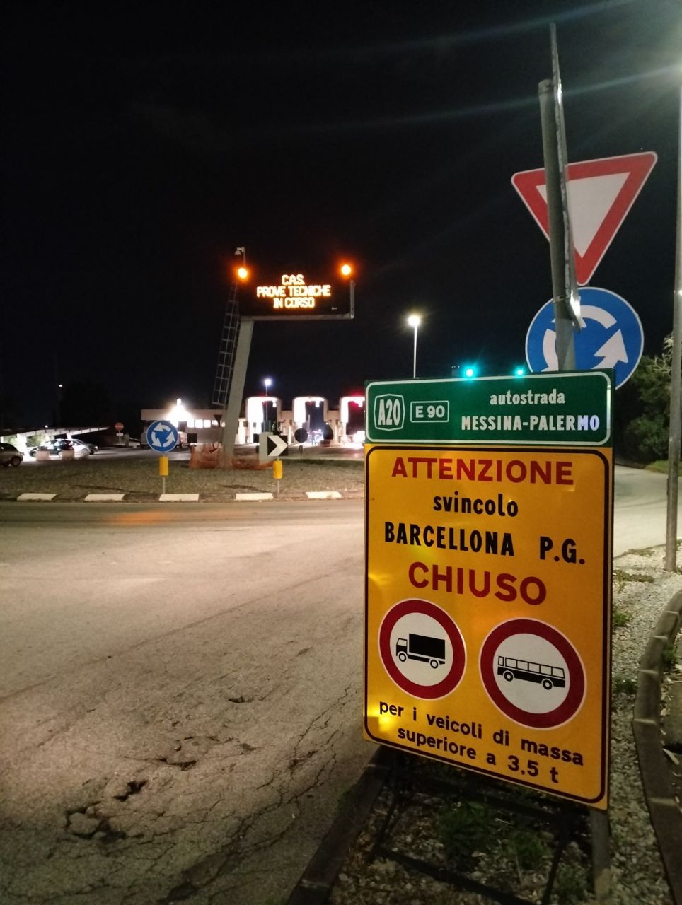 Autostrada chiusa tra Milazzo e Rometta: file chilometriche e disagi Autostrada chiusa tra Milazzo e Rometta: file chilometriche e disagi
