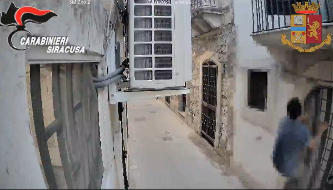 VIDEO | Ladro seriale in azione tra case, bar e supermercati: un arresto a Siracusa