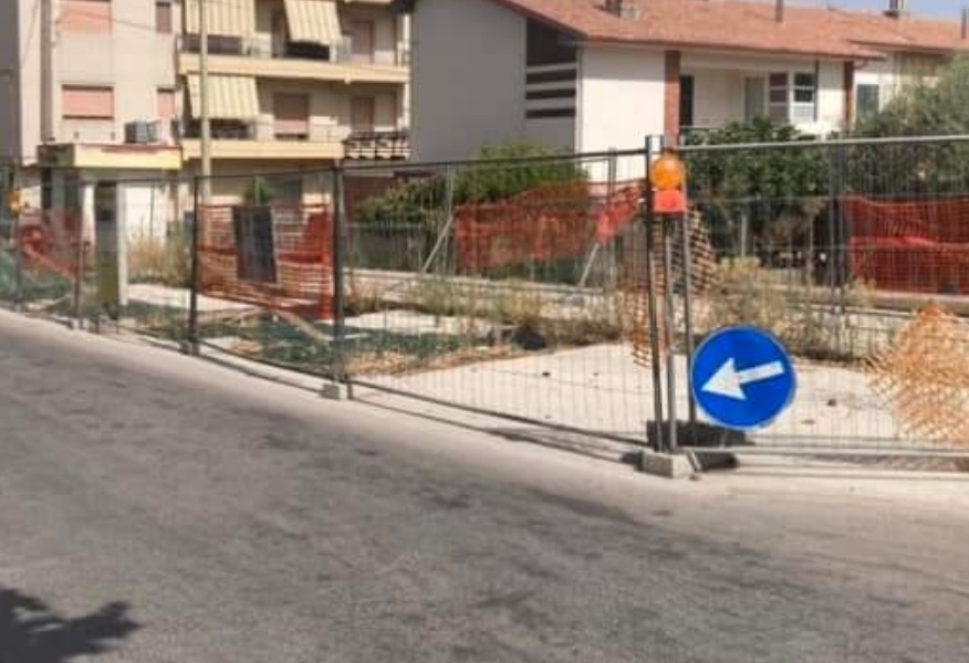 La “storia infinita” di via De Gasperi a Modica, da mesi transennata per lavori – FOTO