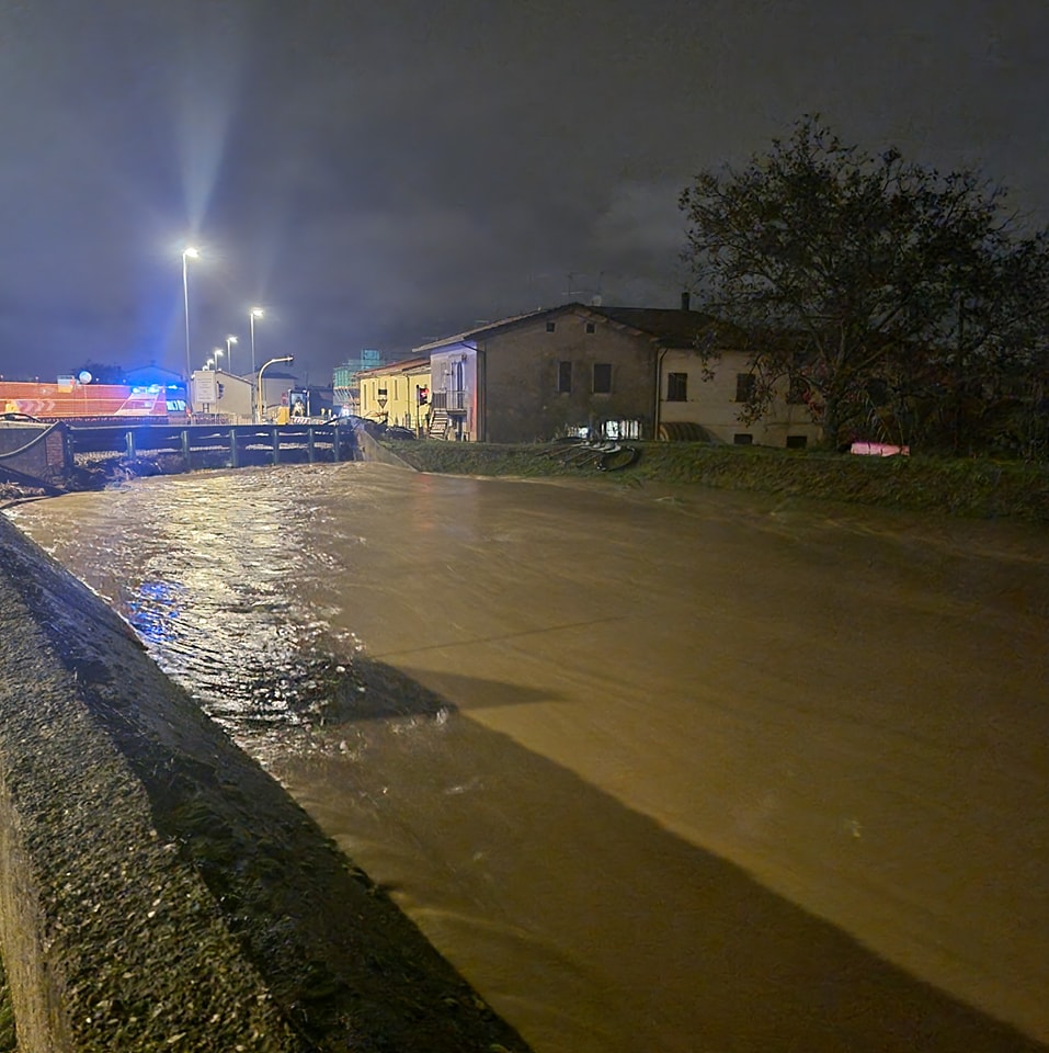 Maltempo in Toscana, 3 morti e decine di famiglie evacuate: esondano i fiumi, strade allagate