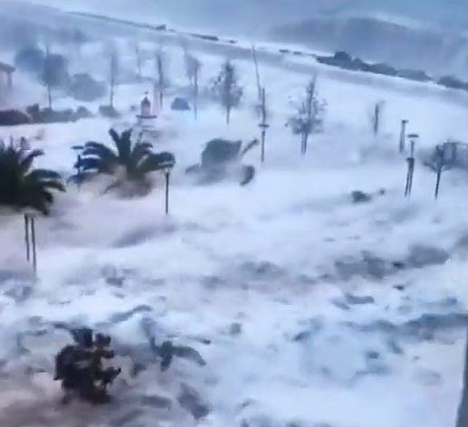 VIDEO | Maltempo in Russia, vento forte e onde altissime: le spettacolari immagini della tempesta
