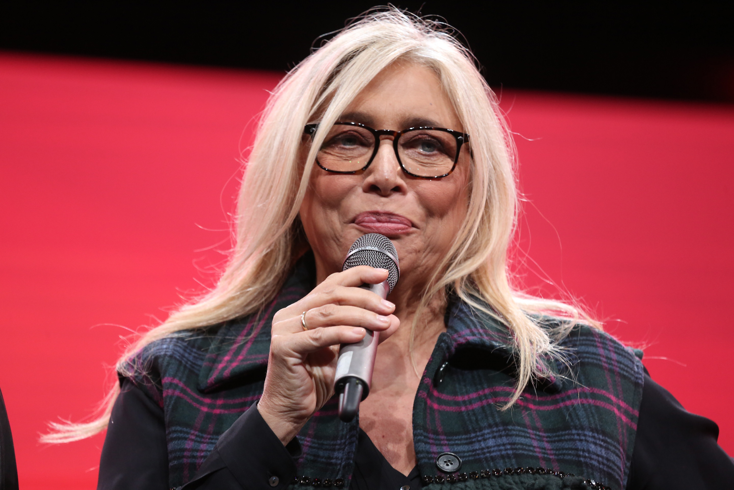 Mara Venier ha il Covid, salta la puntata di “Domenica In”: ecco cosa non va in onda