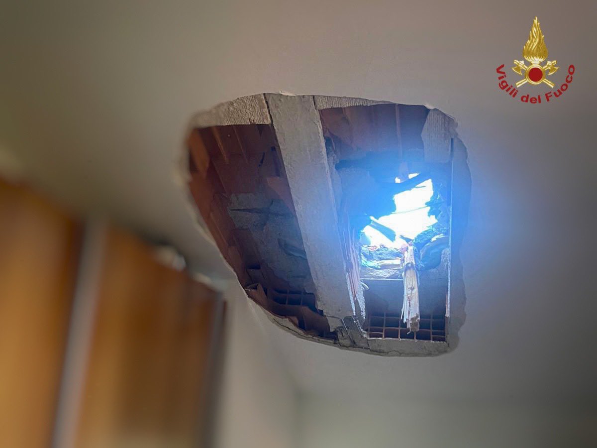 Tragedia sfiorata nel Trapanese, grosso masso precipita da monte e danneggia casa