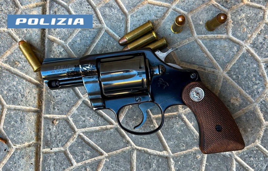 Teneva la pistola rubata nell’armadio di casa: arrestato 33enne a San Cristoforo
