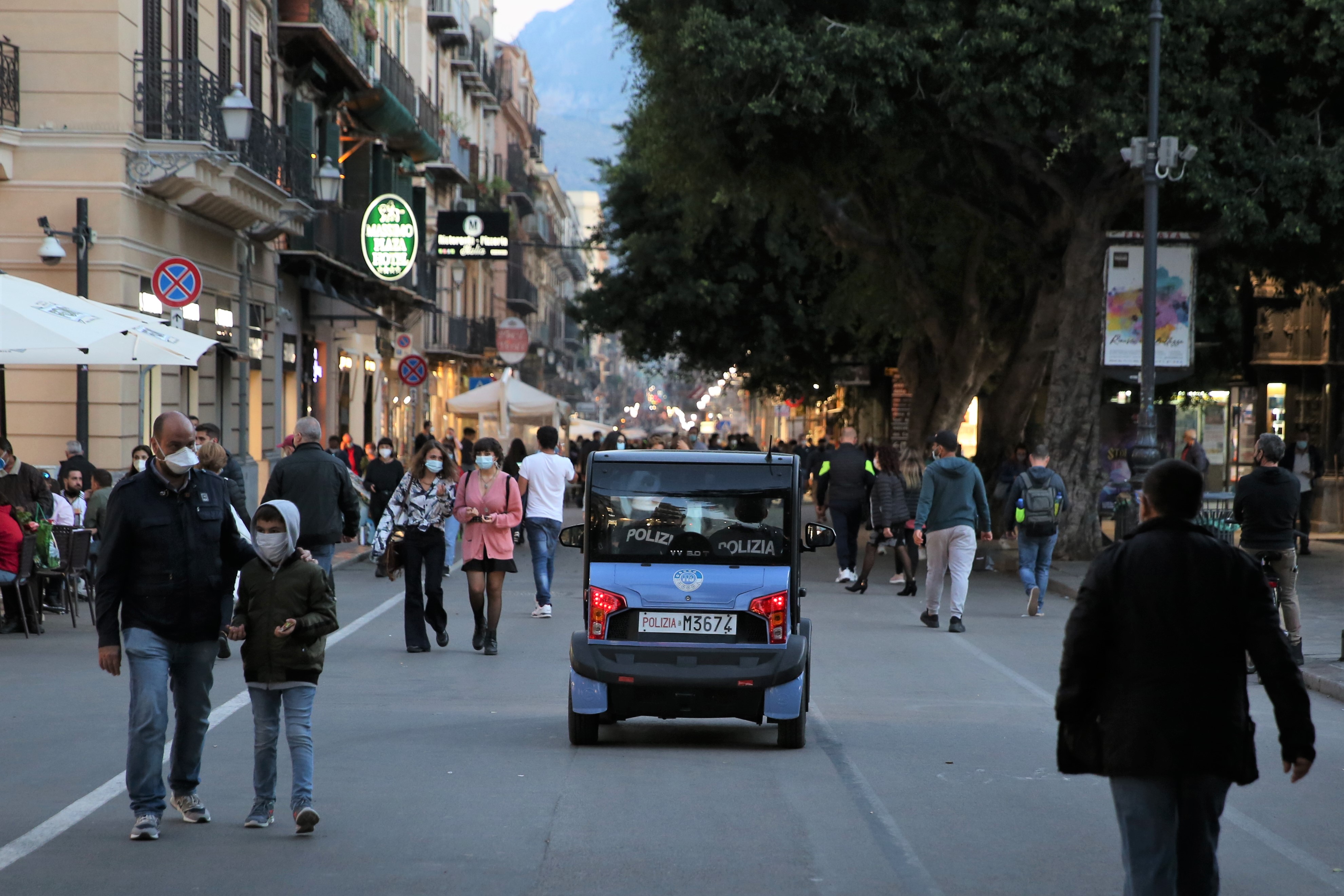 Paura a Palermo, aggrediti due vigili urbani in via Maqueda. Lagalla: “La violenza non ci ferma”