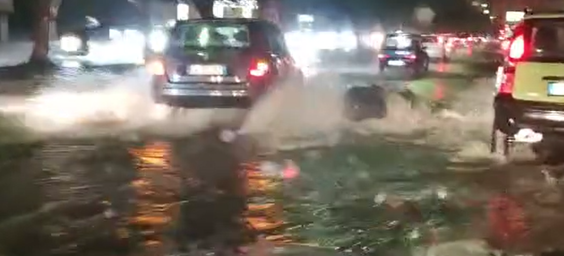 Maltempo a Palermo, allagamenti e disagi a Mondello. Protestano i commercianti pronti a chiedere i danni