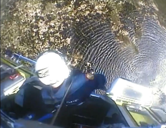 VIDEO | Seduto su ala aereo per ore per sfuggire ai coccodrilli, elicottero salva pilota