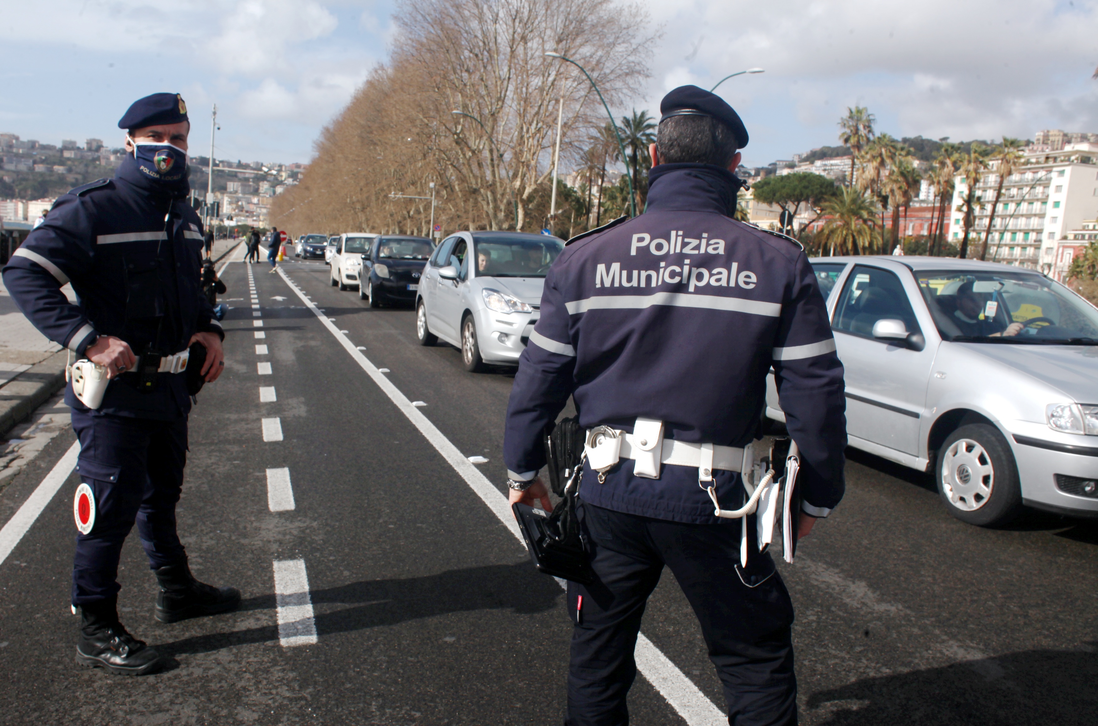 Incidente alla rotonda di via Oreto, auto colpisce il guardrail e si ribalta: traffico bloccato