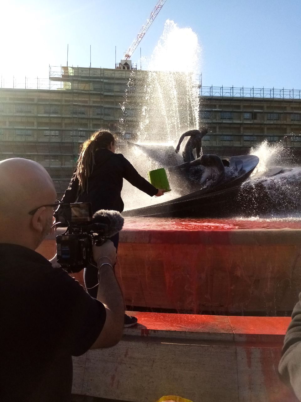 Protesta di Ultima Generazione in piazza Verga, blocco stradale e Fontana dei Malavoglia imbrattata