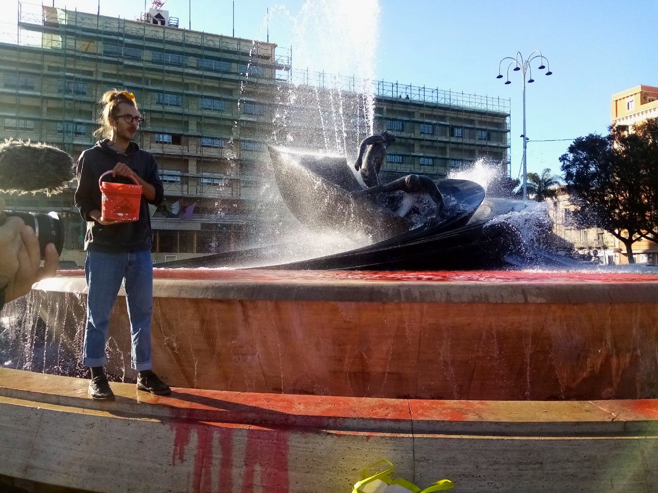 Protesta di Ultima Generazione in piazza Verga, blocco stradale e Fontana dei Malavoglia imbrattata