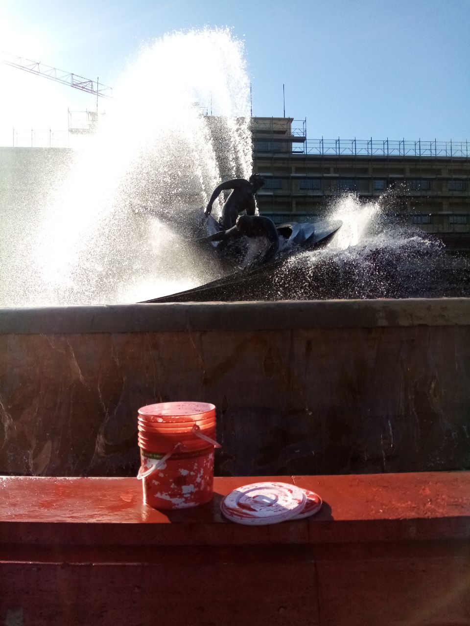 Protesta di Ultima Generazione in piazza Verga, blocco stradale e Fontana dei Malavoglia imbrattata