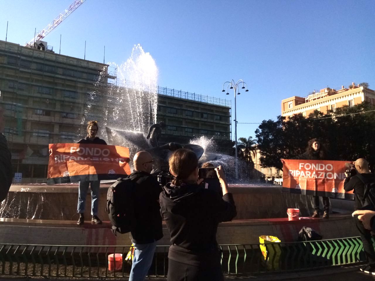 Protesta di Ultima Generazione in piazza Verga, blocco stradale e Fontana dei Malavoglia imbrattata