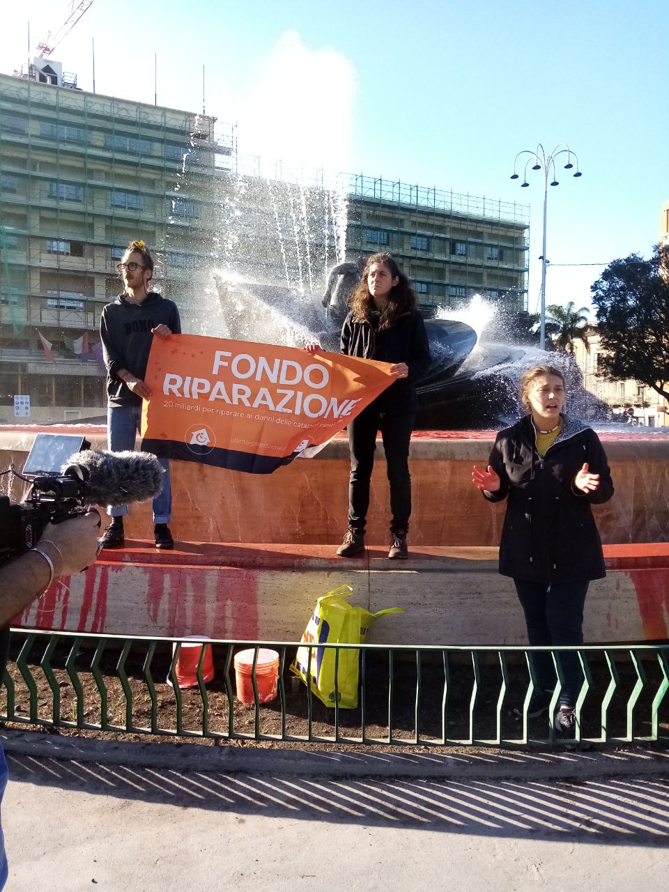 Protesta di Ultima Generazione in piazza Verga, blocco stradale e Fontana dei Malavoglia imbrattata
