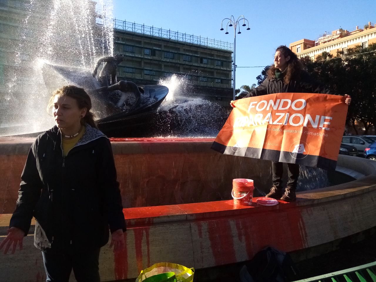 Protesta di Ultima Generazione in piazza Verga, blocco stradale e Fontana dei Malavoglia imbrattataProtesta di Ultima Generazione in piazza Verga, blocco stradale e Fontana dei Malavoglia imbrattata