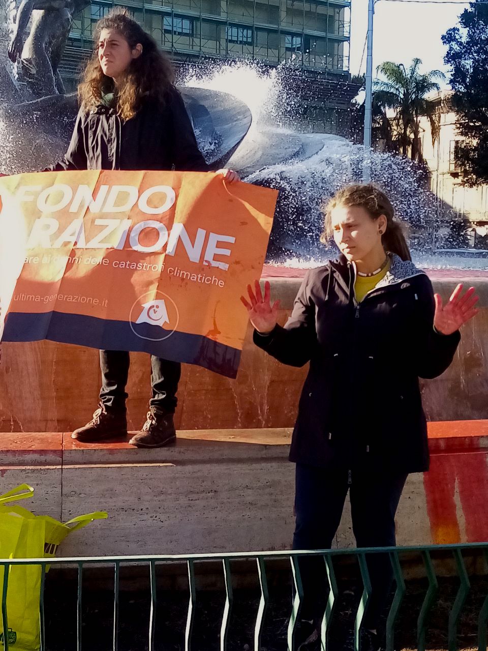 Protesta di Ultima Generazione in piazza Verga, blocco stradale e Fontana dei Malavoglia imbrattata