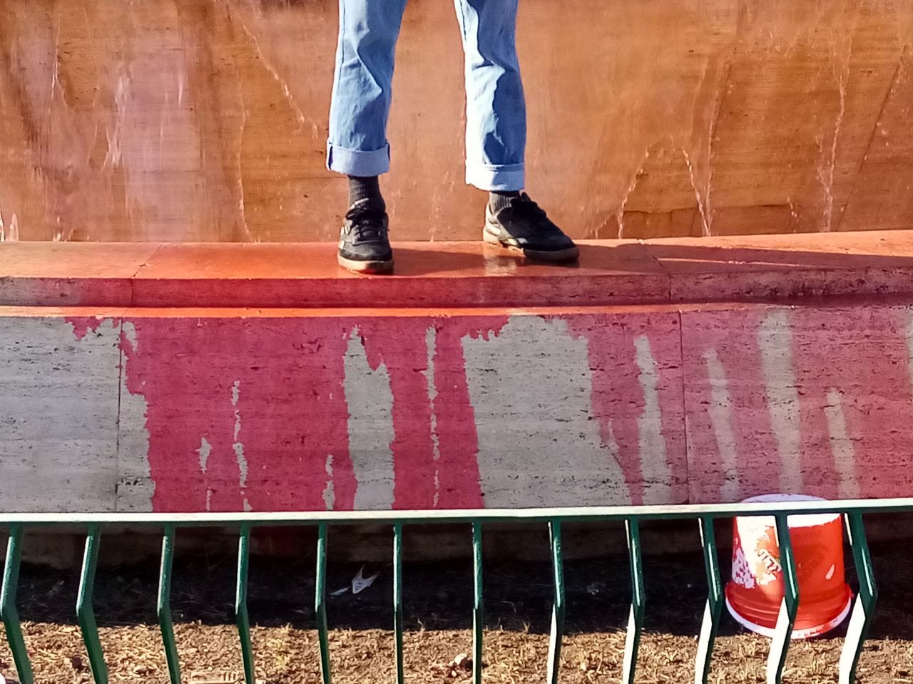 Protesta di Ultima Generazione in piazza Verga, blocco stradale e Fontana dei Malavoglia imbrattata