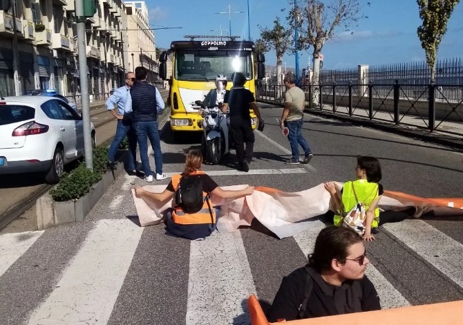 “No al Ponte sullo Stretto”, attivisti di Ultima Generazione bloccano il traffico a Messina