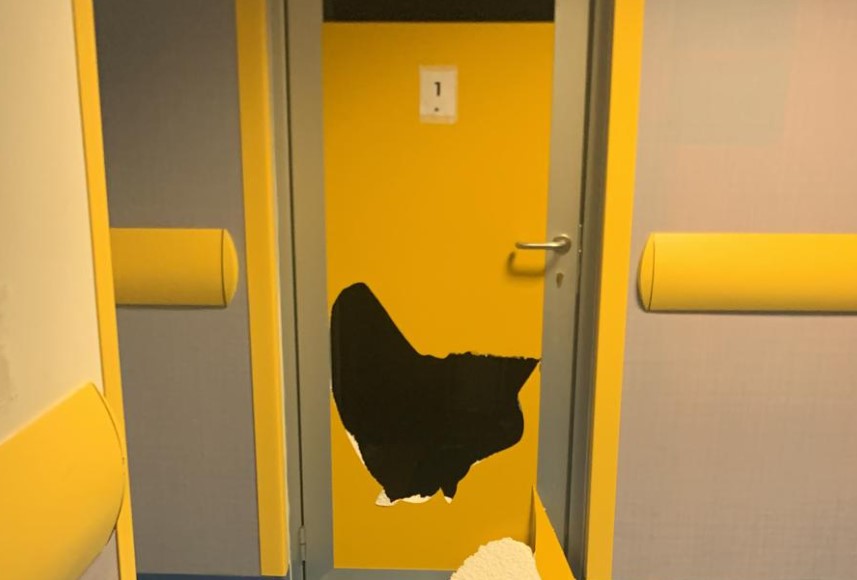 Ancora vandali in azione al Policlinico di Palermo, porta distrutta e armadietti saccheggiati