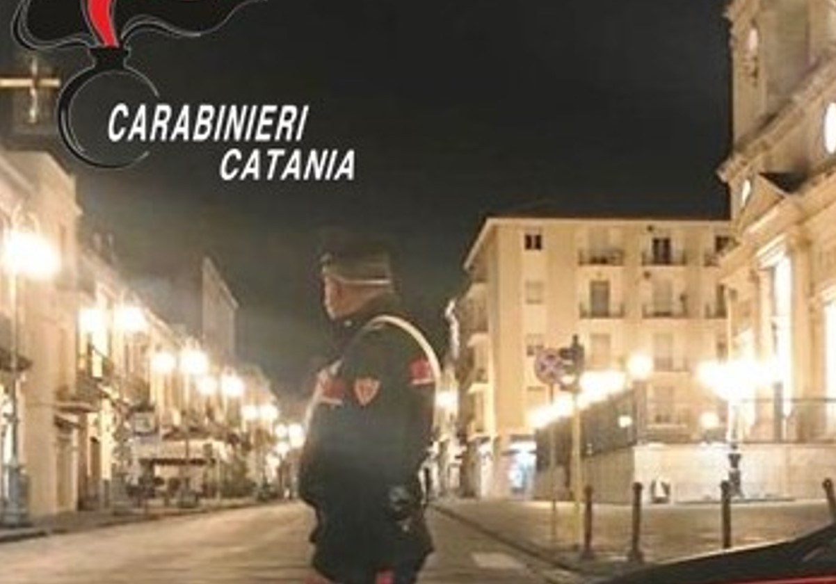 Lo rapina e gli ruba la Mercedes, 39enne arrestato dopo inseguimento nel Catanese